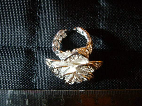 Женское кольцо с цветочком